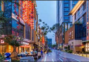 eine Stadtstraße mit Gebäuden und Menschen, die die Straße hinuntergehen in der Unterkunft Chengdu Chenghua·Simaqiao Alley in Chengdu