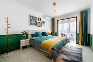 Schlafzimmer mit einem Bett mit grünen Wänden und einem Fenster in der Unterkunft Xi 'an lianhu district · kaiyuanmen · Luke boutique apartment ·00184770 in Xi'an