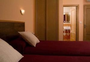 מיטה או מיטות בחדר ב-Hotel Ruta del Poniente