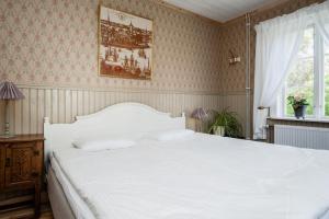 Enångers Bed and Breakfast tesisinde bir odada yatak veya yataklar