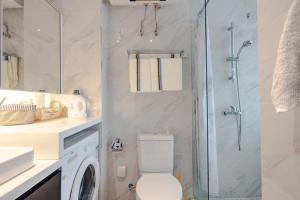 ein Badezimmer mit Dusche, Toilette und Waschbecken in der Unterkunft Chengdu Chenghua·Simaqiao Alley in Chengdu + 28 Fotos
