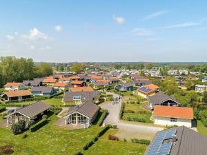 una vista aérea de un pueblo con casas en Three-Bedroom Holiday home in Grömitz 20, en Grömitz