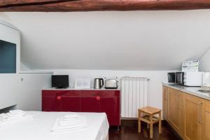 een kamer met een keuken met een bed en een tafel bij Italianway - Ripa Ticinese 43 in Milaan