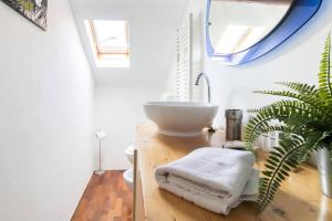 een badkamer met een witte wastafel en een spiegel bij Italianway - Ripa Ticinese 43 in Milaan