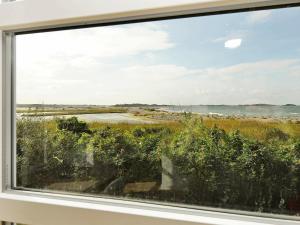 Martofteにある4 person holiday home in Martofteの窓からビーチの景色を望めます。