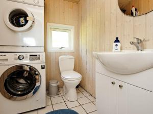 Ένα μπάνιο στο 8 person holiday home in Sjølund-By Traum