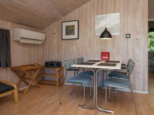 Dagstrupにある4 person holiday home in R ndeのダイニングルーム(テーブル、椅子付)