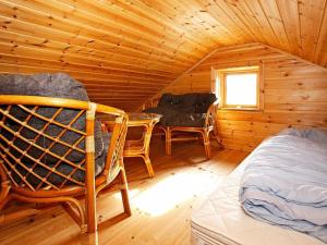 Cabaña de madera con mesa y sillas en Three-Bedroom Holiday home in Hadsund 28, en Odde