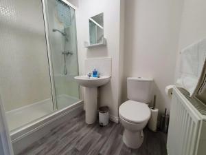 ein Badezimmer mit Toilette, Waschbecken und Dusche in der Unterkunft Perry House, Long Ashton, Bristol by Cliftonvalley Apartments in Bristol + 12 Fotos