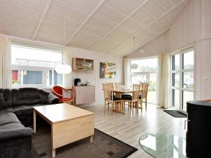 ein Wohnzimmer mit einem Sofa und einem Tisch in der Unterkunft 6 person holiday home in GROEMITZ in Grömitz
