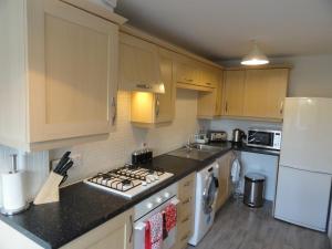 Η κουζίνα ή μικρή κουζίνα στο Perry House, Long Ashton, Bristol by Cliftonvalley Apartments