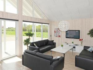 - un salon avec deux canapés et une télévision dans l'établissement 16 person holiday home in Nordborg, à Nordborg
