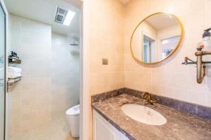 a bathroom with a sink and a mirror at Zhengzhou Erqi · Erqi Wanda Complex · in Zhengzhou +21 photos