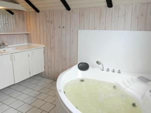 Vibøgeにある8 person holiday home in Sydalsのバスルーム(バスタブ、シンク付)