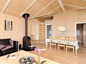 8 person holiday home in Sj lund 레스토랑 또는 맛집