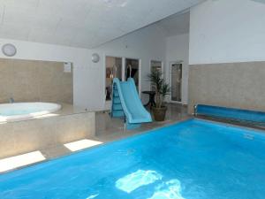 une grande piscine avec une baignoire et un toboggan dans l'établissement 16 person holiday home in Nordborg, à Nordborg