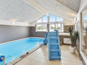 una piscina con un tobogán azul en una casa en 18 person holiday home in lb k, en Ålbæk
