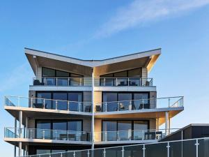 - un bâtiment avec des balcons sur le côté dans l'établissement 6 person holiday home in Wendtorf, à Wendtorf