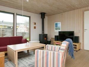 Кът за сядане в 6 person holiday home in Bjert