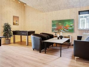 Vejbyにある16 person holiday home in Vejbyのピアノ、椅子、テーブルが備わる客室です。