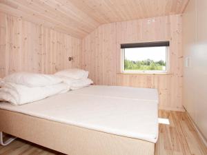 KramnitseにあるFour-Bedroom Holiday home in Rødby 7の窓付きの小さな部屋のベッド1台分です。