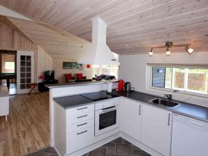 Four-Bedroom Holiday home in Rødby 7にあるキッチンまたは簡易キッチン