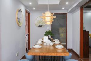 a dining room with a table and a chandelier at Nanjing·Xin Street Entrance·Zhujiang Road· in Nanjing