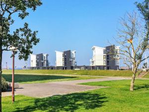 uma fila de edifícios brancos num parque em 6 person holiday home in Wendtorf em Wendtorf