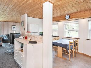 5 person holiday home in Ans Byにあるキッチンまたは簡易キッチン