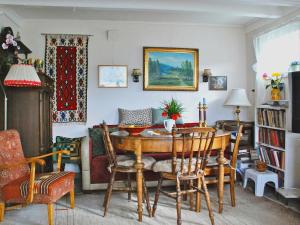 - un salon avec une table et un canapé dans l'établissement Three-Bedroom Holiday home in Skatvik, à Seljesletta
