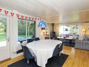 comedor con mesa blanca y sillas en 8 person holiday home in L kken, en Lønstrup
