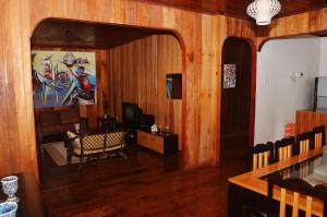 una sala de estar con paredes de madera y una habitación con espejo. en Casa modelo Colonial - Guest House Quinta Natural, en Graça
