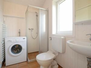 y baño con aseo, lavabo y lavadora. en Two-Bedroom Holiday home in Grömitz 18, en Grömitz