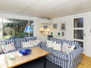 sala de estar con 2 sofás y mesa de madera en 8 person holiday home in L kken, en Lønstrup
