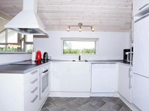 Una cocina o zona de cocina en Four-Bedroom Holiday home in Rødby 7