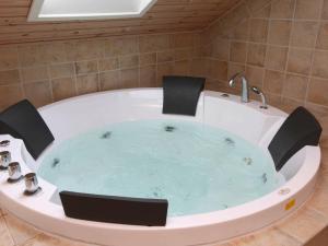 een bad met een zwembad in het midden bij 12 person holiday home in R dby in Kramnitse