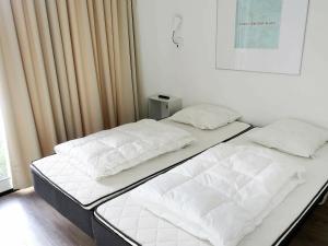 Wendtorf的住宿－One-Bedroom Holiday home in Wendtorf 1，卧室内两张并排的床