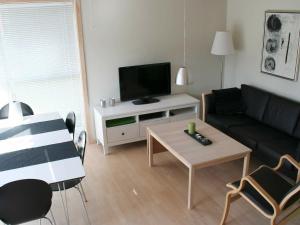 sala de estar con sofá y TV en 6 person holiday home in Gudhjem, en Gudhjem