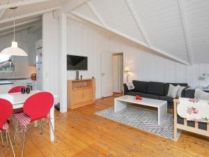 Ålbækにある6 person holiday home in lb kのリビングルーム(ソファ、テーブル付)