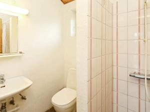 Koupelna v ubytování 8 person holiday home in Hjørring-By Traum