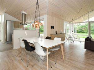 Fjellerupにある8 person holiday home in Glesborgのキッチン、ダイニングルーム(テーブル、椅子付)