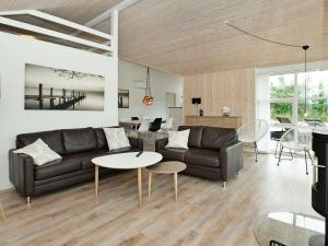 Fjellerupにある8 person holiday home in Glesborgのリビングルーム(ソファ、テーブル付)