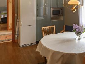 瓦拉的住宿－7 person holiday home in VARA，厨房配有带白色冰箱的桌子