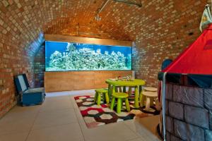 une chambre avec une table et des chaises ainsi qu'un grand aquarium dans l'établissement Hotel Forza, à Poznań