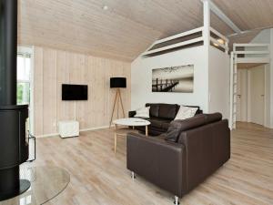 - un salon avec un canapé et une télévision dans l'établissement 8 person holiday home in Glesborg, à Fjellerup