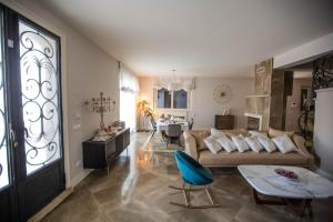 O zonă de relaxare la Villa Corbera Palmaris