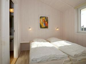 グレーミッツにあるTwo-Bedroom Holiday home in Grömitz 18のベッドルーム1室(ベッド2台付)が備わります。壁に絵が描かれています。