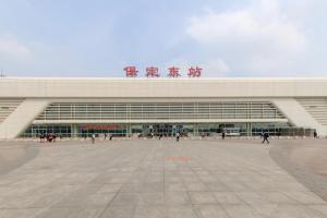 een groot gebouw waar mensen voor lopen bij Baoding Lianchi·Baoding East Station· in Baoding