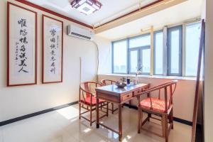 een eetkamer met een tafel en 2 stoelen bij Baoding Lianchi·Baoding East Station· in Baoding
