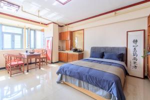 een slaapkamer met een bed en een tafel in een kamer bij Baoding Lianchi·Baoding East Station· in Baoding